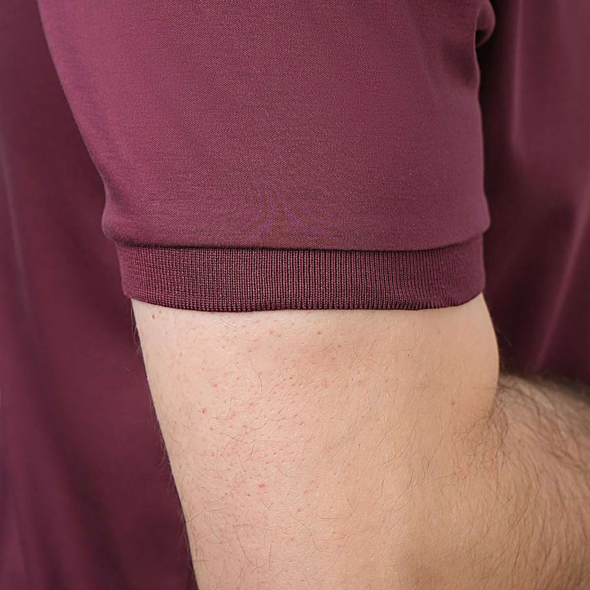 قميص بولو قطني محبوك مسطح بياقة وأكمام قصيرة وتطريز ضيق بلون سادة (ملمس سائل)