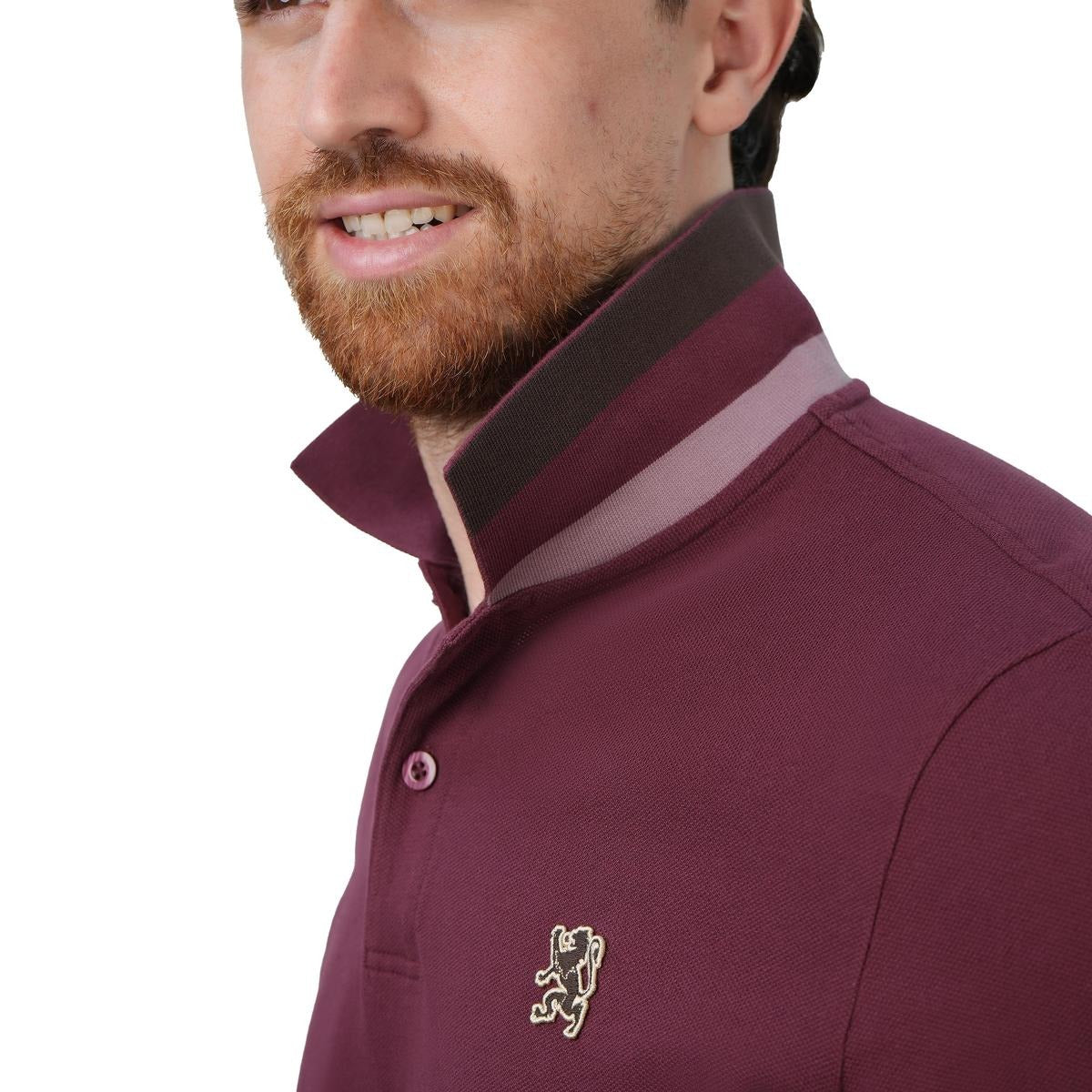 قميص بولو قطني بيكيه بياقة محبوكة مسطحة وأكمام قصيرة وقصة ضيقة مطرزة بلون سادة