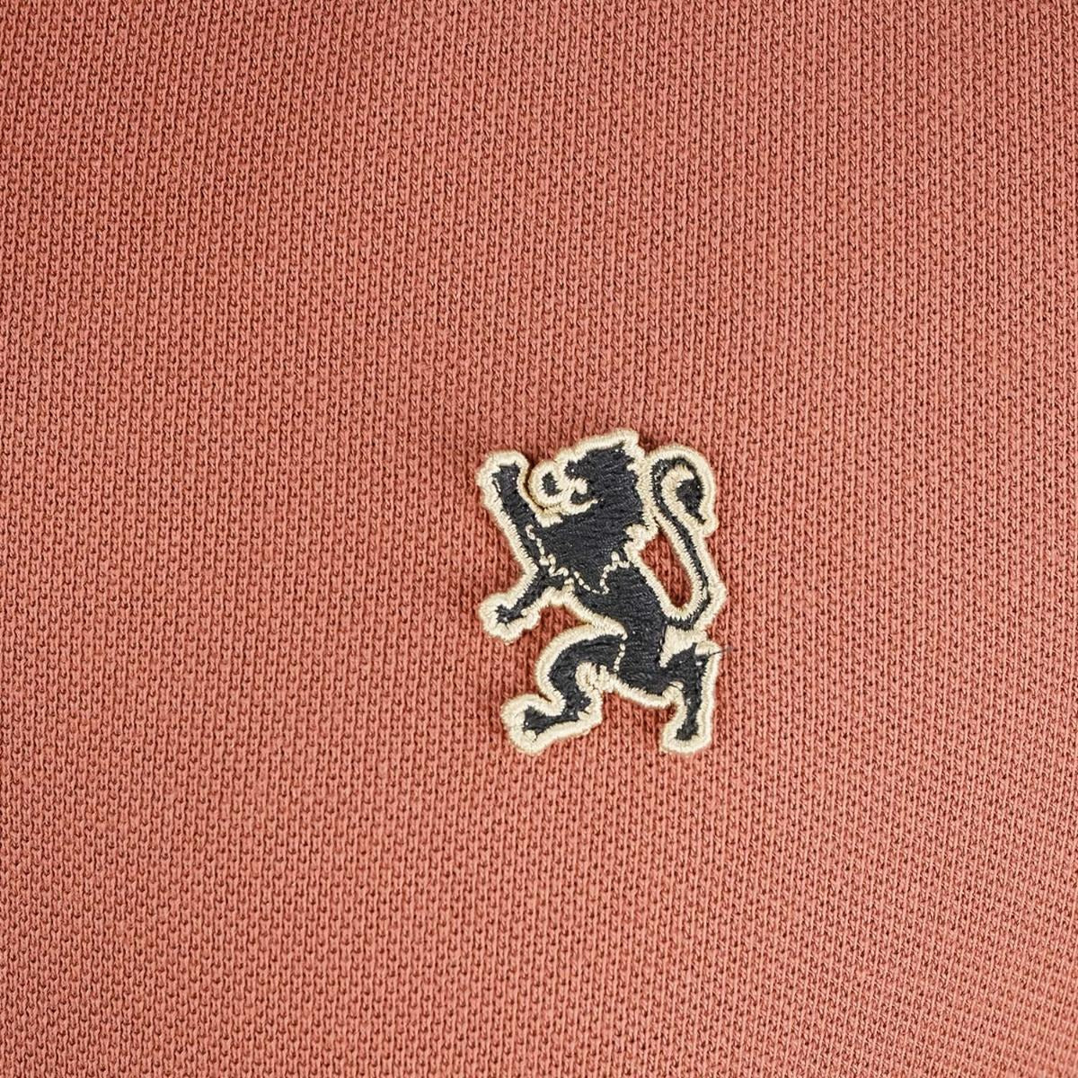 قميص بولو قطني بيكيه بياقة محبوكة مسطحة وأكمام قصيرة وقصة ضيقة مطرزة بلون سادة