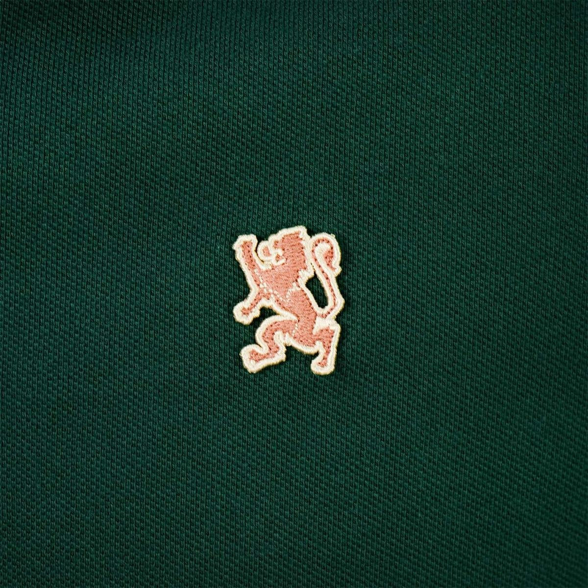 قميص بولو قطني بيكيه بياقة محبوكة مسطحة وأكمام قصيرة وقصة ضيقة مطرزة بلون سادة