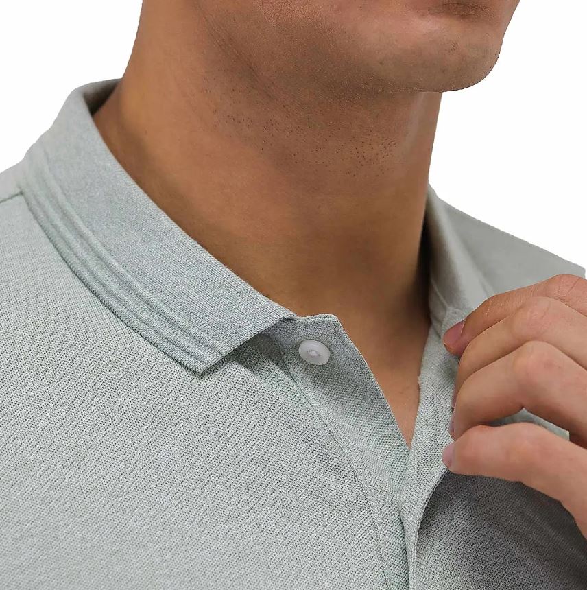 قميص بولو قصير الأكمام بتطريز جريء، مصنوع من القطن/ليكرا بيكيه، بياقة محبوكة