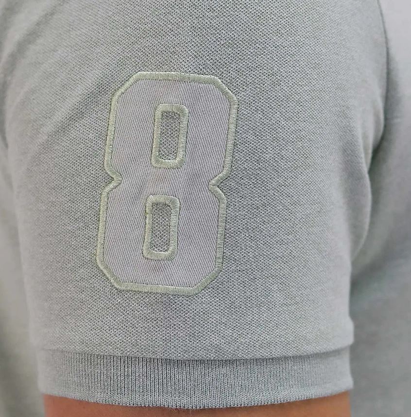 قميص بولو قصير الأكمام بتطريز جريء، مصنوع من القطن/ليكرا بيكيه، بياقة محبوكة