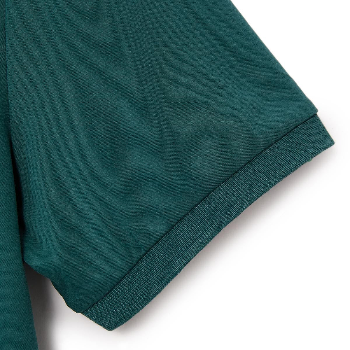 قميص بولو قطني محبوك مسطح بياقة وأكمام قصيرة وتطريز ضيق بلون سادة (ملمس سائل)