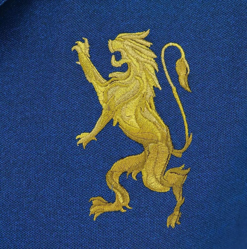 قميص بولو قصير الأكمام بتطريز جريء، مصنوع من القطن/ليكرا بيكيه، بياقة محبوكة