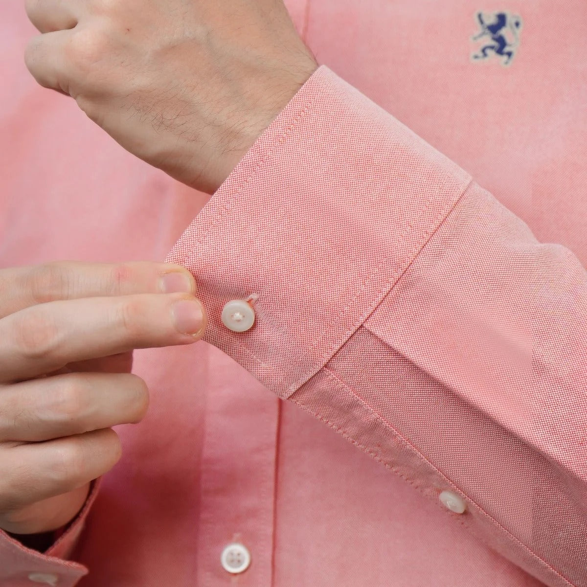 قميص أكسفورد رجالي بنقشة الأسد