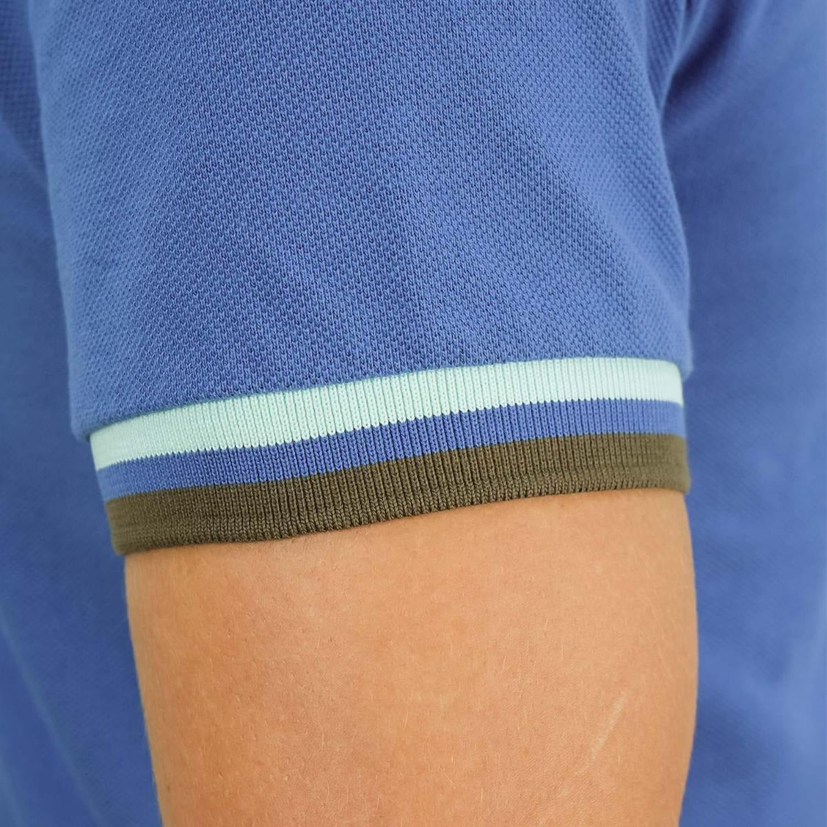 قميص بولو قطني بيكيه بياقة محبوكة مسطحة وأكمام قصيرة وقصة ضيقة مطرزة بلون سادة