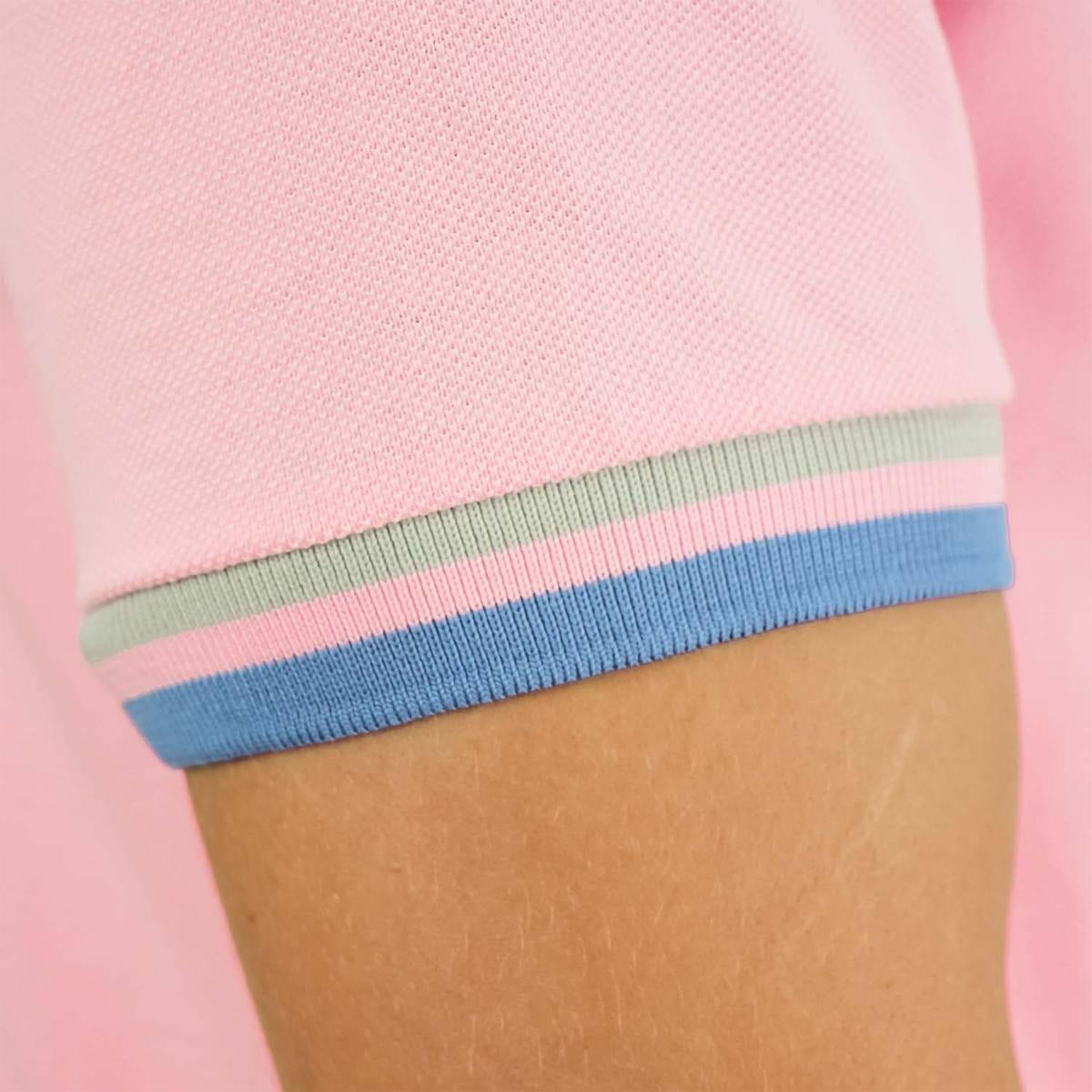 قميص بولو قطني بيكيه بياقة محبوكة مسطحة وأكمام قصيرة وقصة ضيقة مطرزة بلون سادة