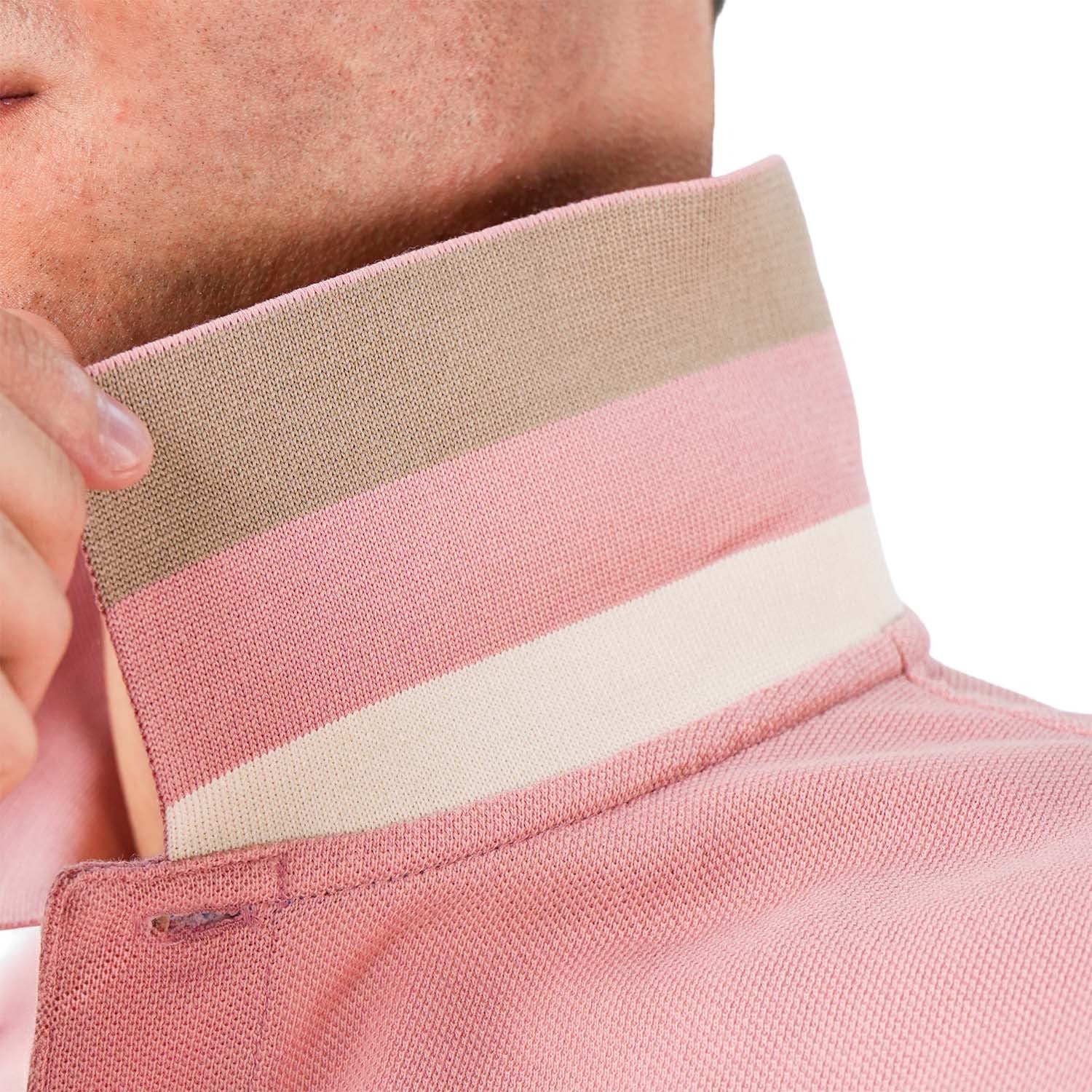 قميص بولو قطني بيكيه بياقة محبوكة مسطحة وأكمام قصيرة وقصة ضيقة مطرزة بلون سادة