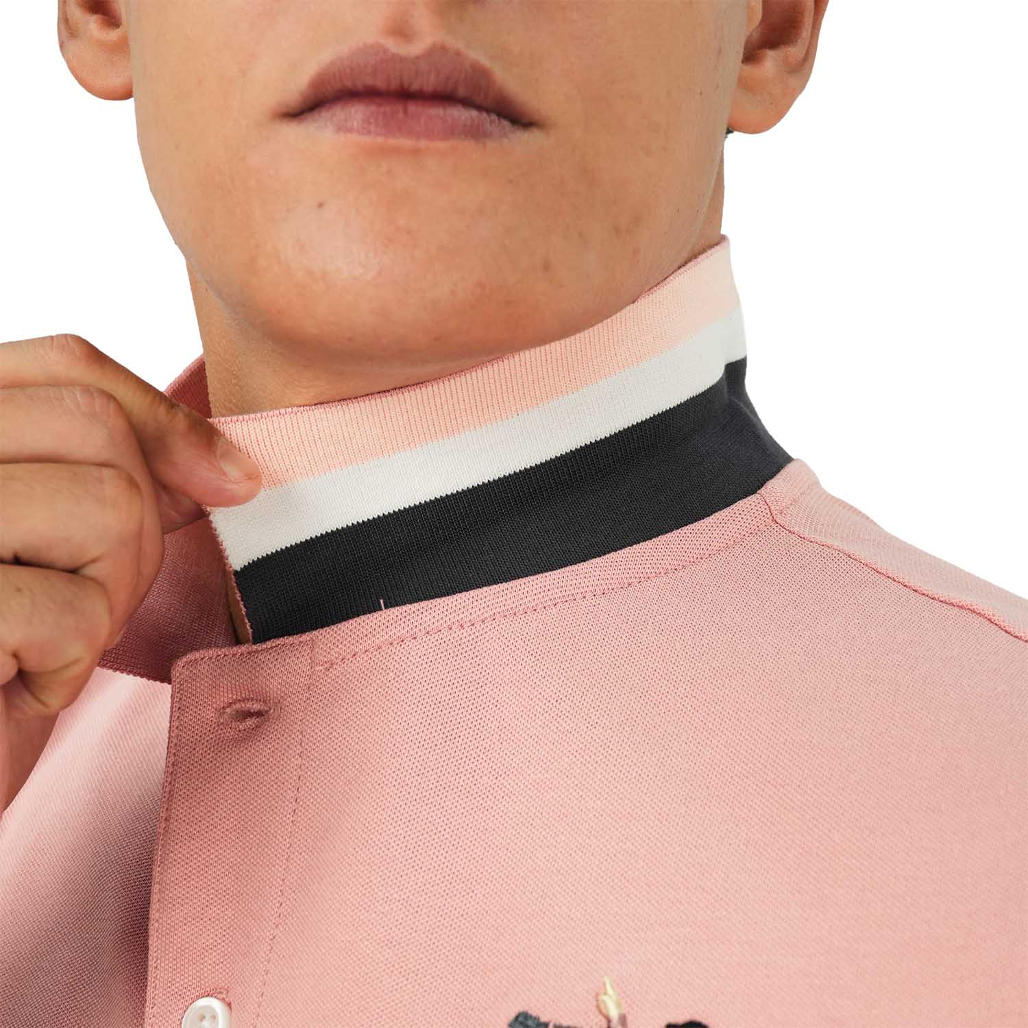 قميص بولو نابليون قصير الأكمام مطرز بتطريز رفيع، مصنوع من قماش البيكيه القطني/الليكرا، بياقة محبوكة مسطحة