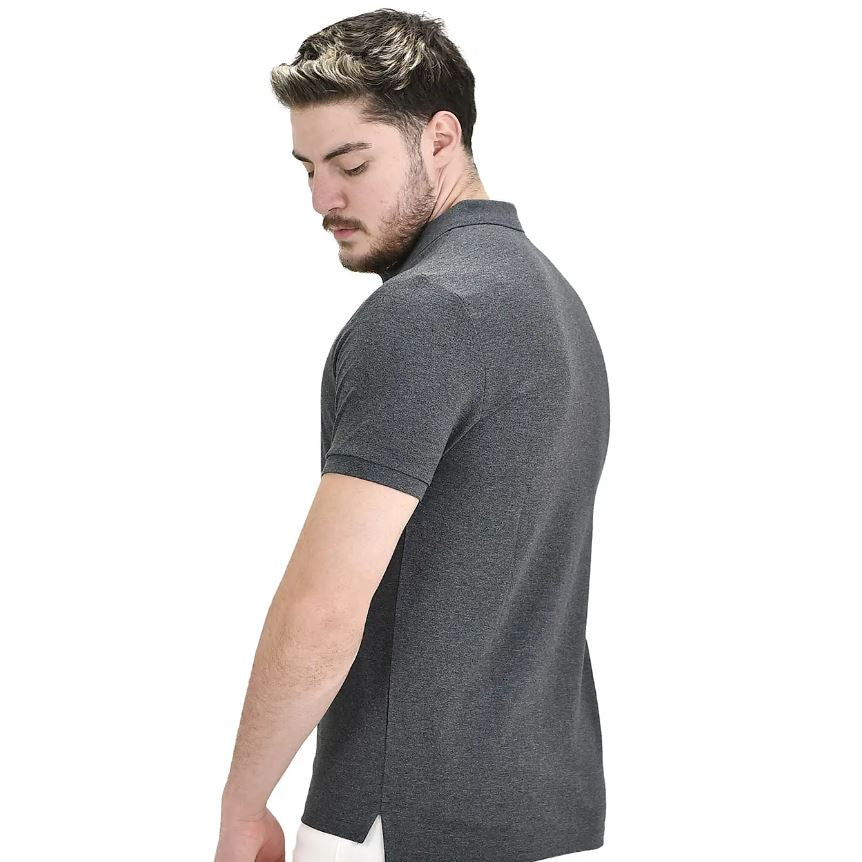 قميص بولو قطني/ليكرا بيكيه بياقة محبوكة وأكمام قصيرة وقصة ضيقة بلون موحد