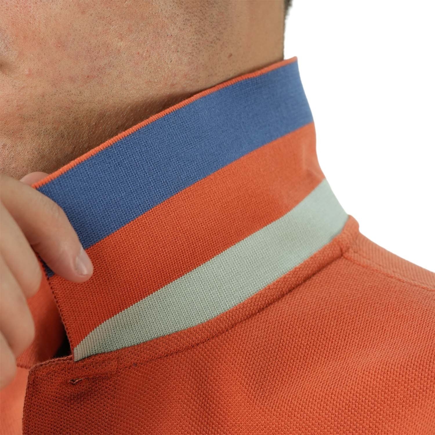 قميص بولو قطني بيكيه بياقة محبوكة مسطحة وأكمام قصيرة وقصة ضيقة مطرزة بلون سادة