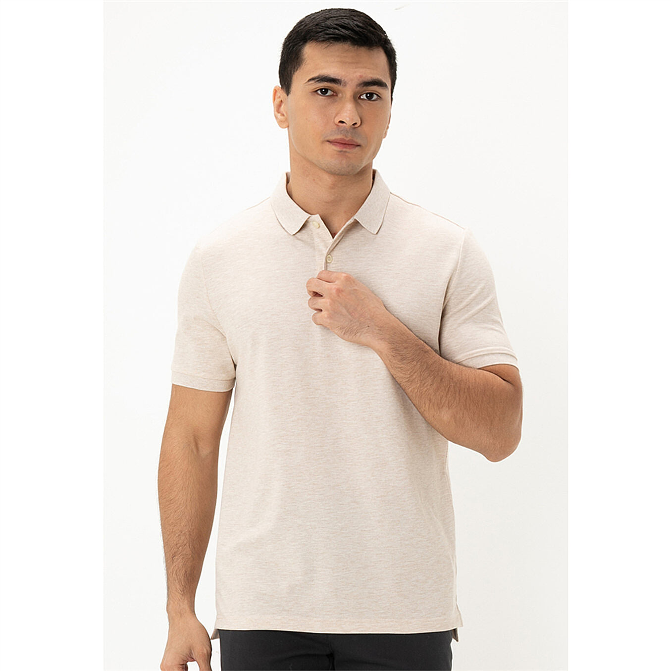 قميص بولو قطني/ليكرا بيكيه بياقة محبوكة وأكمام قصيرة وقصة ضيقة بلون موحد