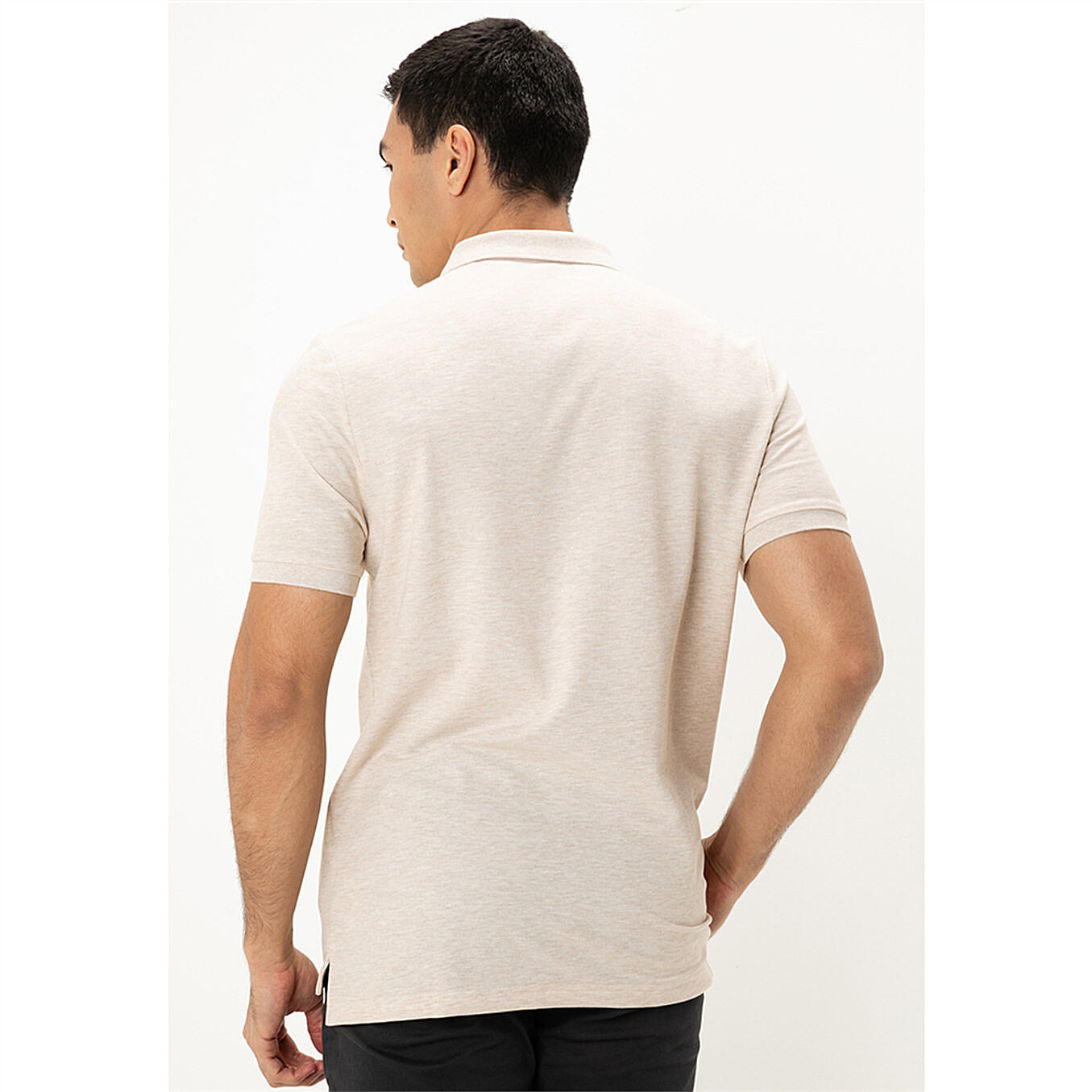 قميص بولو قطني/ليكرا بيكيه بياقة محبوكة وأكمام قصيرة وقصة ضيقة بلون موحد