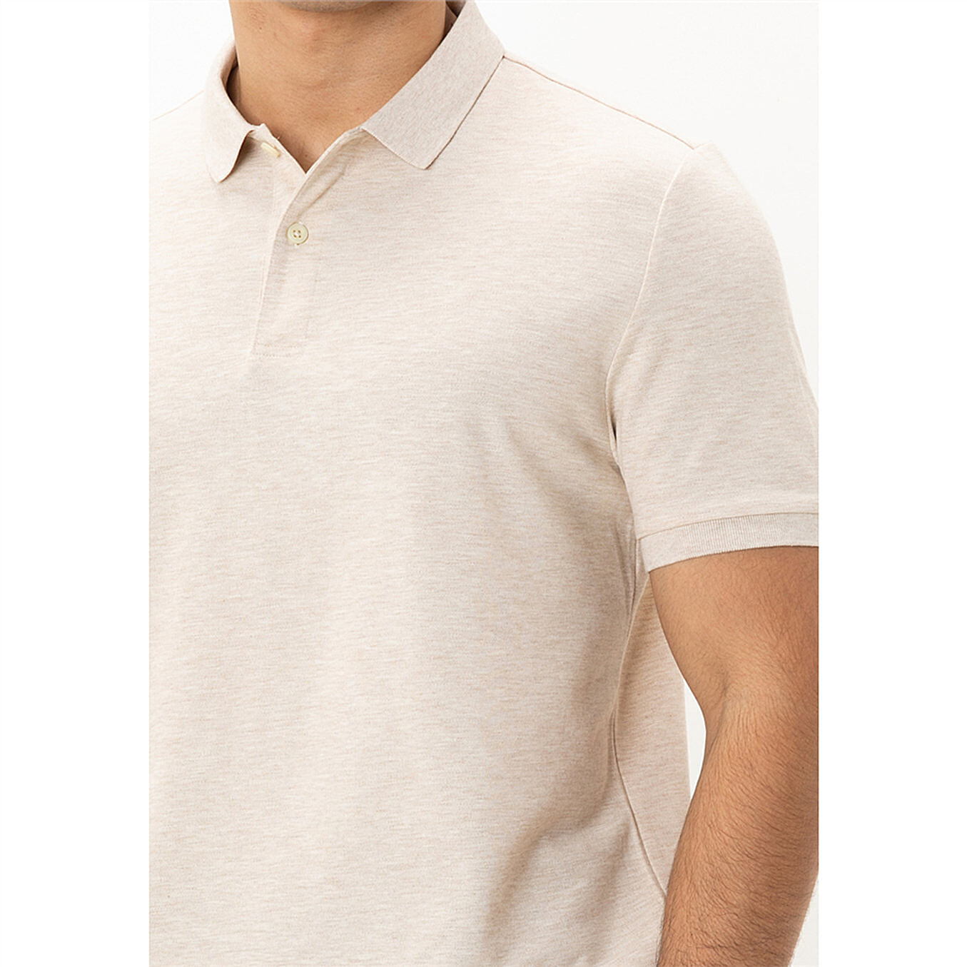 قميص بولو قطني/ليكرا بيكيه بياقة محبوكة وأكمام قصيرة وقصة ضيقة بلون موحد