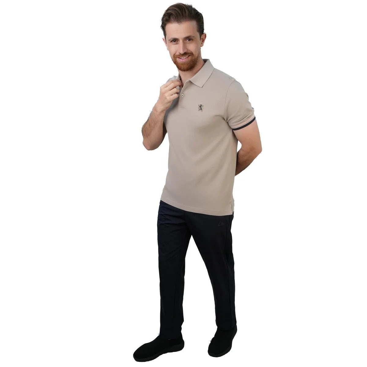 قميص بولو قطني بيكيه بياقة محبوكة مسطحة وأكمام قصيرة وقصة ضيقة مطرزة بلون سادة