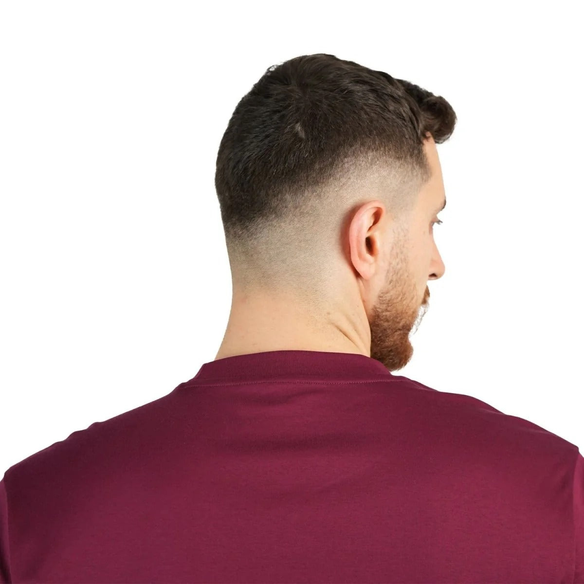 تيشيرت قطني متداخل، بياقة دائرية وأكمام قصيرة، بقصة ضيقة وتطريز (ملمس سائل)