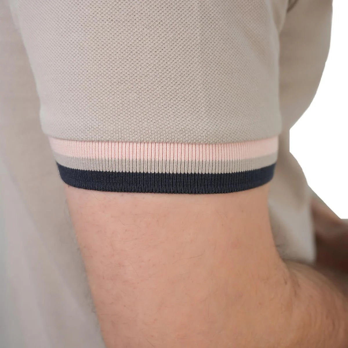 قميص بولو قطني بيكيه بياقة محبوكة مسطحة وأكمام قصيرة وقصة ضيقة مطرزة بلون سادة