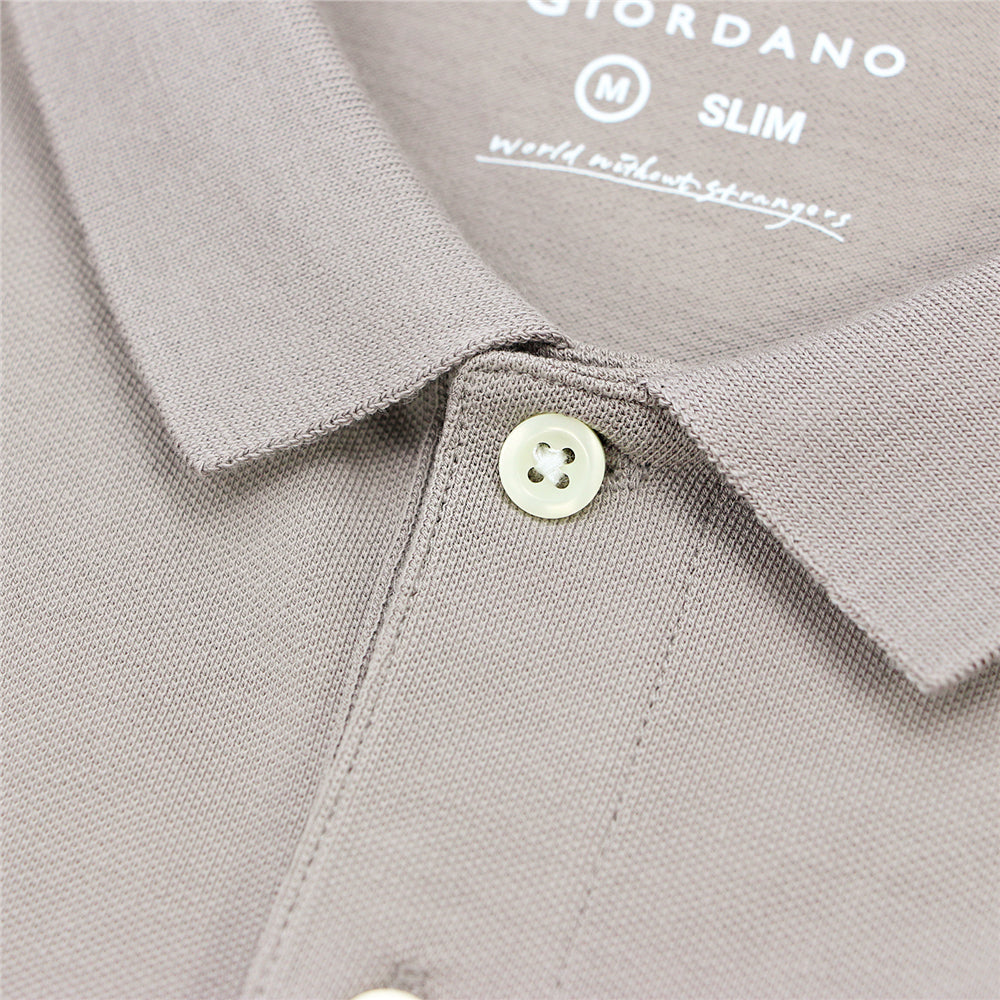 قميص بولو قصير الأكمام بتطريز جريء، مصنوع من القطن/ليكرا بيكيه، بياقة محبوكة