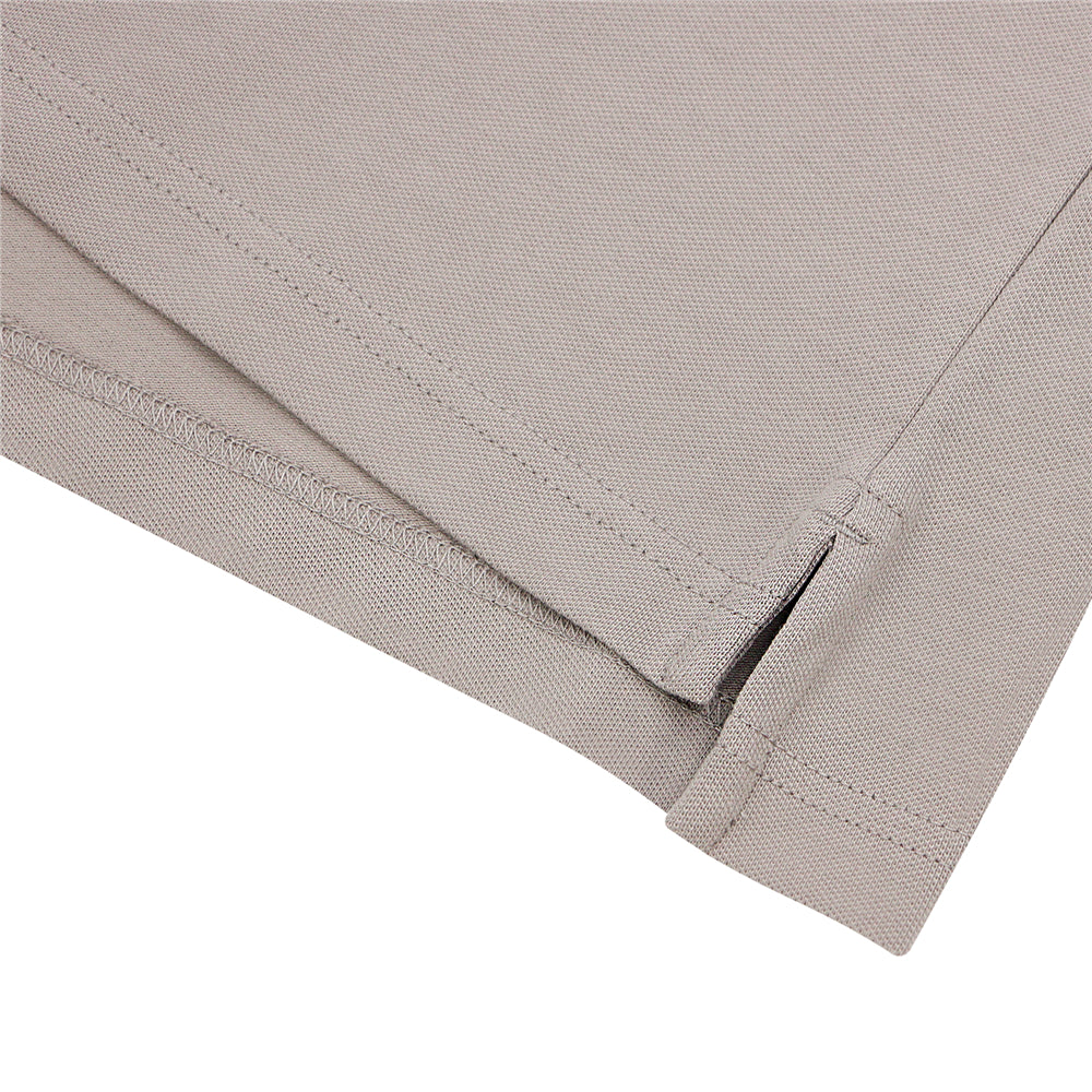 قميص بولو قصير الأكمام بتطريز جريء، مصنوع من القطن/ليكرا بيكيه، بياقة محبوكة