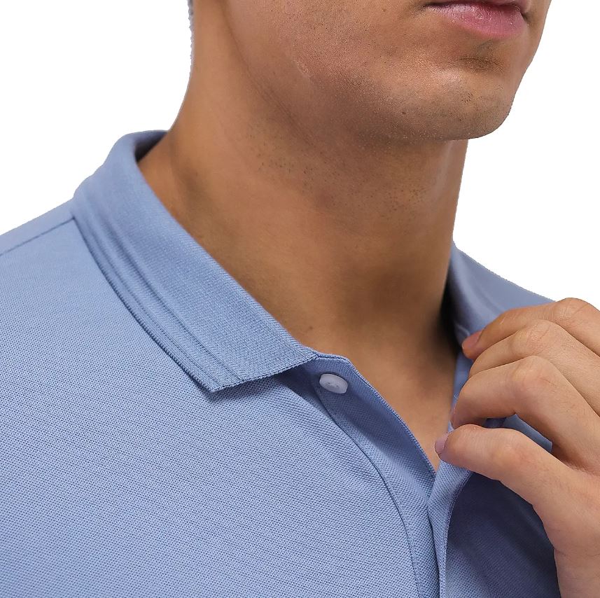 قميص بولو قصير الأكمام بتطريز جريء، مصنوع من القطن/ليكرا بيكيه، بياقة محبوكة