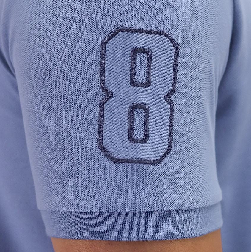 قميص بولو قصير الأكمام بتطريز جريء، مصنوع من القطن/ليكرا بيكيه، بياقة محبوكة