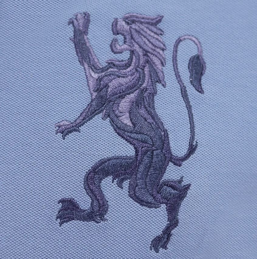 قميص بولو قصير الأكمام بتطريز جريء، مصنوع من القطن/ليكرا بيكيه، بياقة محبوكة