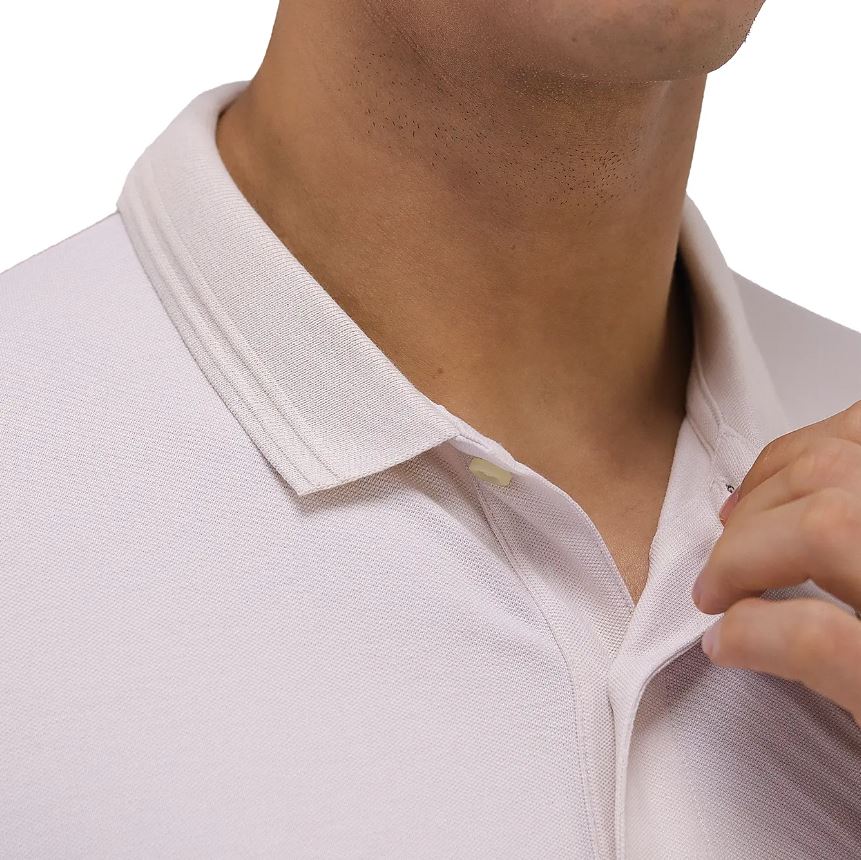 قميص بولو قصير الأكمام بتطريز جريء، مصنوع من القطن/ليكرا بيكيه، بياقة محبوكة