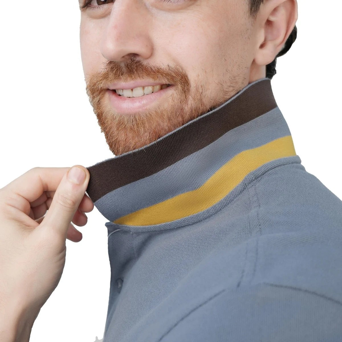 قميص بولو قطني بيكيه بياقة محبوكة مسطحة وأكمام قصيرة وقصة ضيقة مطرزة بلون سادة