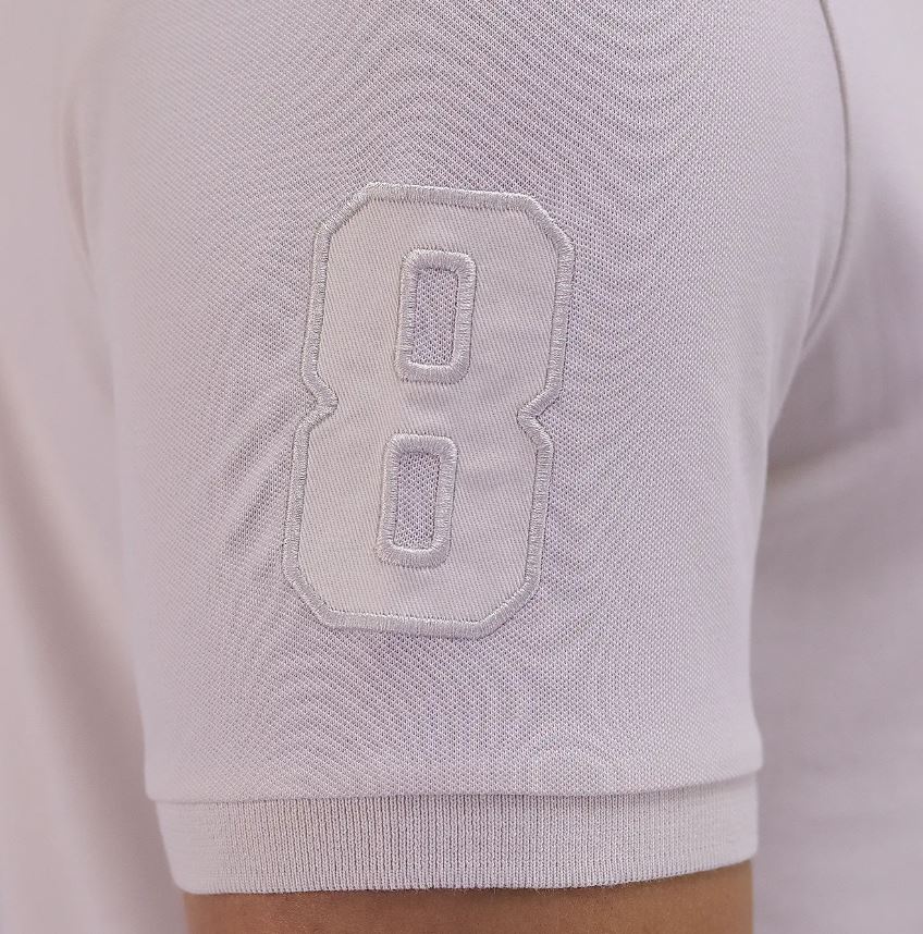 قميص بولو قصير الأكمام بتطريز جريء، مصنوع من القطن/ليكرا بيكيه، بياقة محبوكة