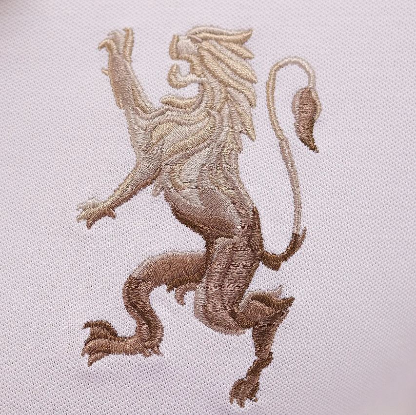 قميص بولو قصير الأكمام بتطريز جريء، مصنوع من القطن/ليكرا بيكيه، بياقة محبوكة