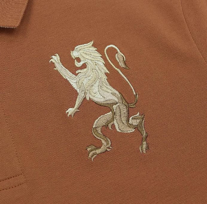 قميص بولو قصير الأكمام بتطريز جريء، مصنوع من القطن/ليكرا بيكيه، بياقة محبوكة