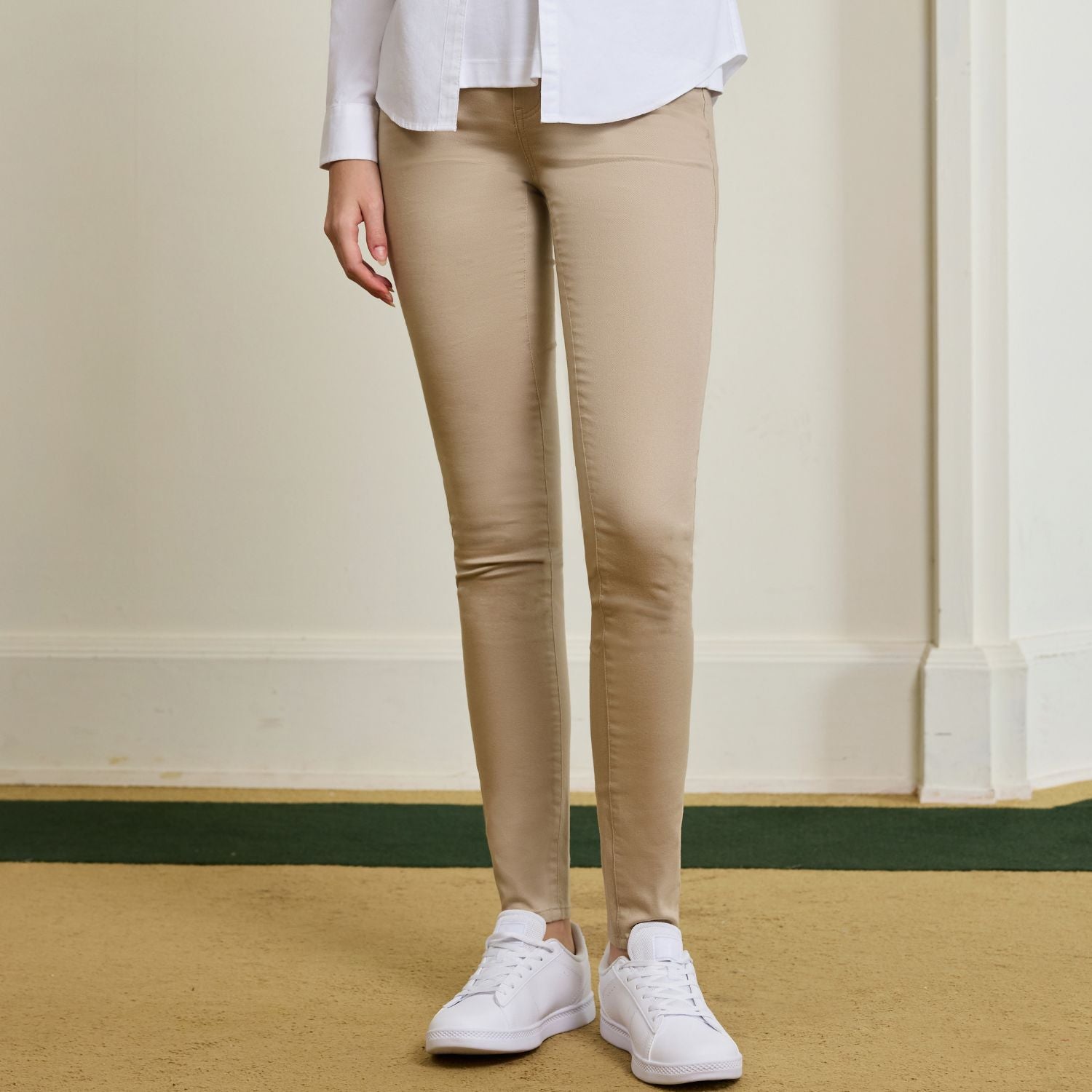 بنطلون نسائي ضيق بخصر مطاطي 180 مم، مصنوع من القطن والإيلاستين، بقصة ضيقة وجيب.