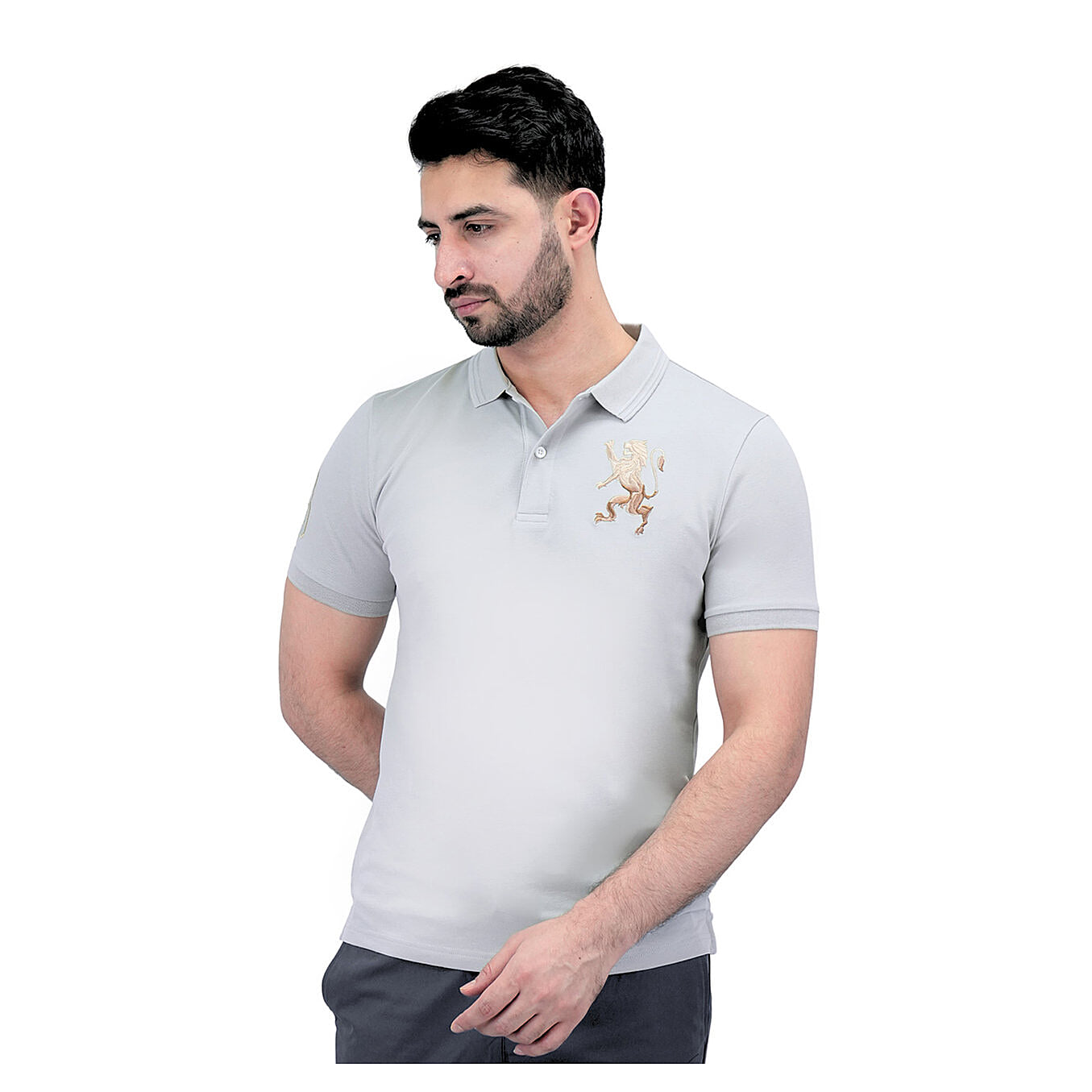 قميص بولو قصير الأكمام بتطريز جريء، مصنوع من القطن/ليكرا بيكيه، بياقة محبوكة