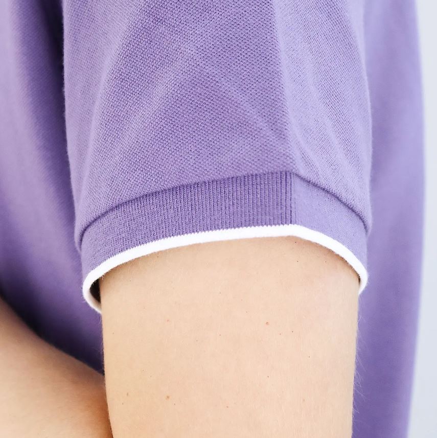 قميص بولو قطني/ليكرا بيكيه بياقة محبوكة وأكمام قصيرة وقصة ضيقة بلون موحد