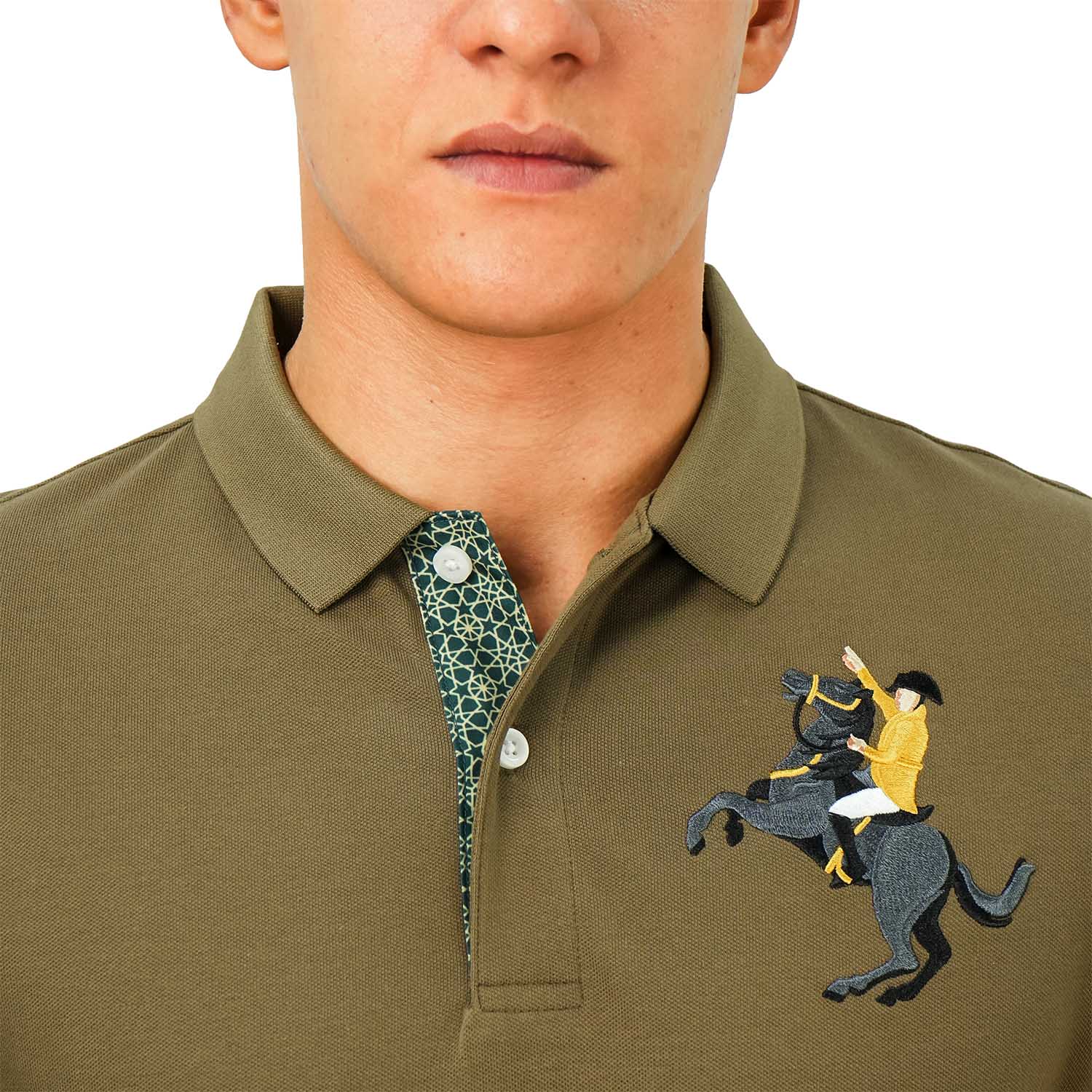 قميص بولو نابليون قصير الأكمام مطرز بتطريز رفيع، مصنوع من قماش البيكيه القطني/الليكرا، بياقة محبوكة مسطحة