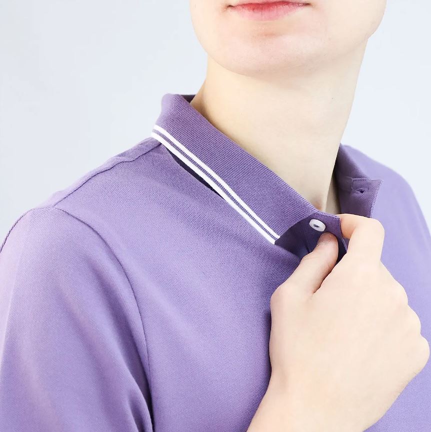 قميص بولو قطني/ليكرا بيكيه بياقة محبوكة وأكمام قصيرة وقصة ضيقة بلون موحد