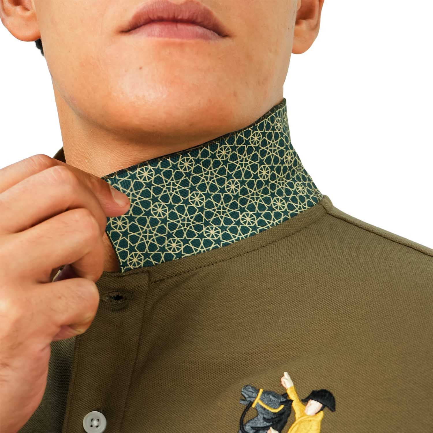 قميص بولو نابليون قصير الأكمام مطرز بتطريز رفيع، مصنوع من قماش البيكيه القطني/الليكرا، بياقة محبوكة مسطحة