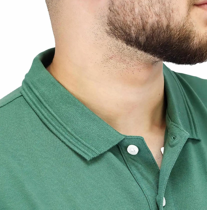 قميص بولو قصير الأكمام بتطريز جريء، مصنوع من القطن/ليكرا بيكيه، بياقة محبوكة