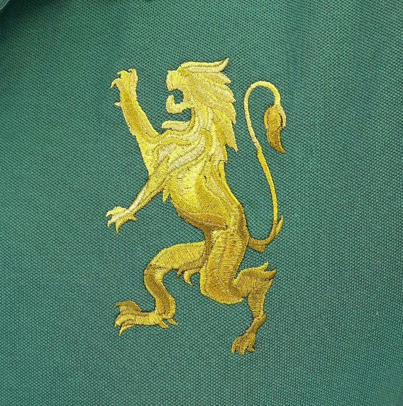 قميص بولو قصير الأكمام بتطريز جريء، مصنوع من القطن/ليكرا بيكيه، بياقة محبوكة