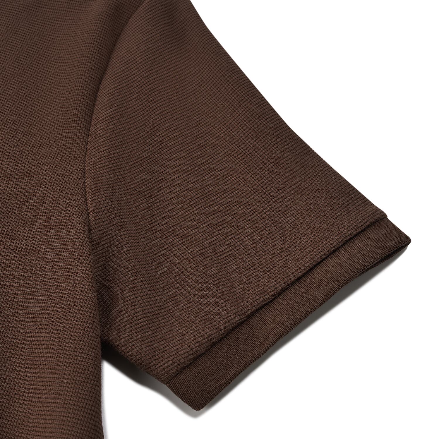 قميص بولو سادة بأكمام قصيرة، مصنوع من القطن/البوليستر/الإيلاستين، بنمط وافل، وياقة مسطحة محبوكة.