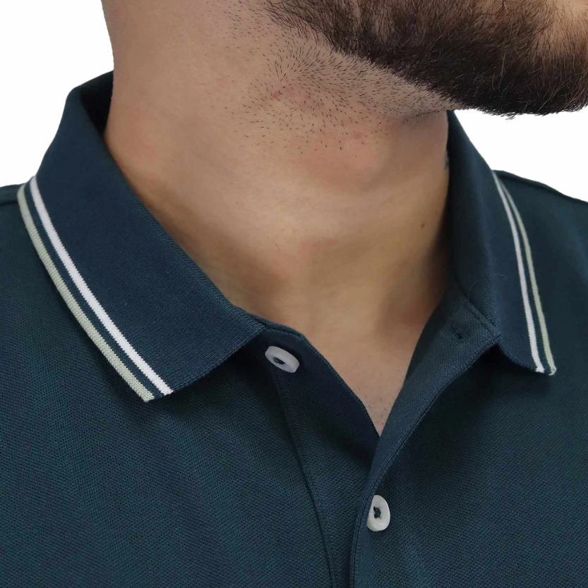 قميص بولو قطني/ليكرا بيكيه بياقة محبوكة وأكمام قصيرة وقصة ضيقة بلون موحد