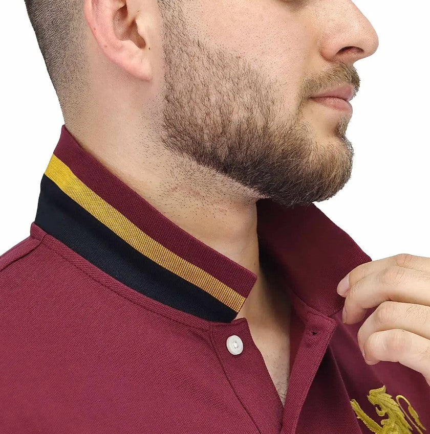 قميص بولو قصير الأكمام بتطريز جريء، مصنوع من القطن/ليكرا بيكيه، بياقة محبوكة