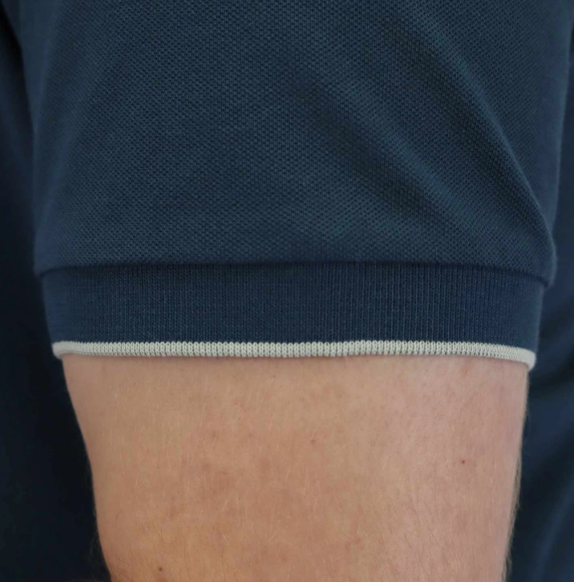 قميص بولو قطني/ليكرا بيكيه بياقة محبوكة وأكمام قصيرة وقصة ضيقة بلون موحد