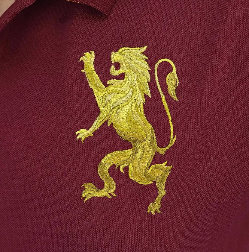 قميص بولو قصير الأكمام بتطريز جريء، مصنوع من القطن/ليكرا بيكيه، بياقة محبوكة