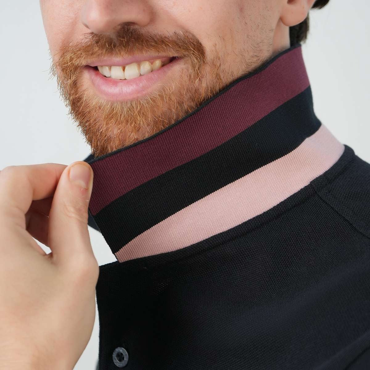 قميص بولو قطني بيكيه بياقة محبوكة مسطحة وأكمام قصيرة وقصة ضيقة مطرزة بلون سادة