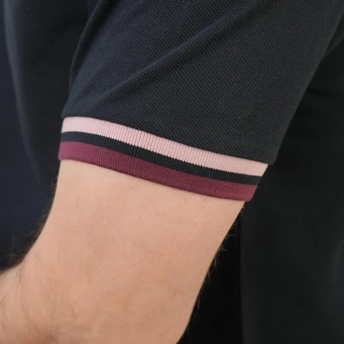 قميص بولو قطني بيكيه بياقة محبوكة مسطحة وأكمام قصيرة وقصة ضيقة مطرزة بلون سادة