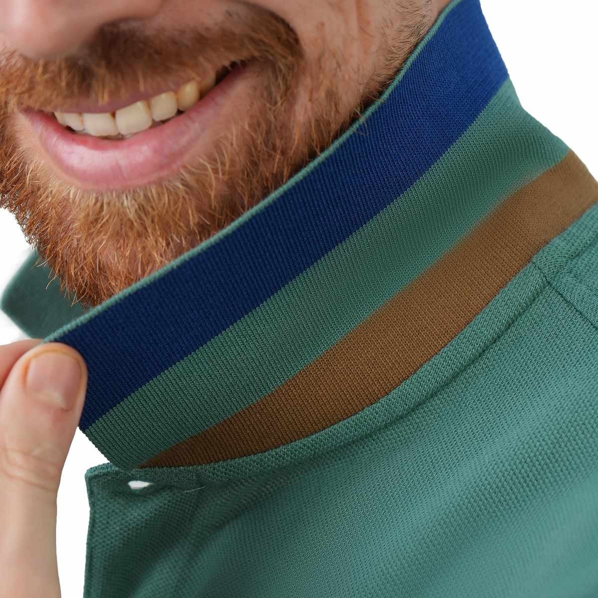 قميص بولو قطني بيكيه بياقة محبوكة مسطحة وأكمام قصيرة وقصة ضيقة مطرزة بلون سادة