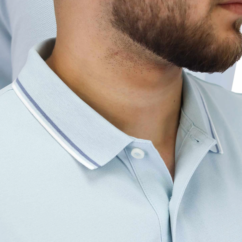 قميص بولو قطني/ليكرا بيكيه بياقة محبوكة وأكمام قصيرة وقصة ضيقة بلون موحد