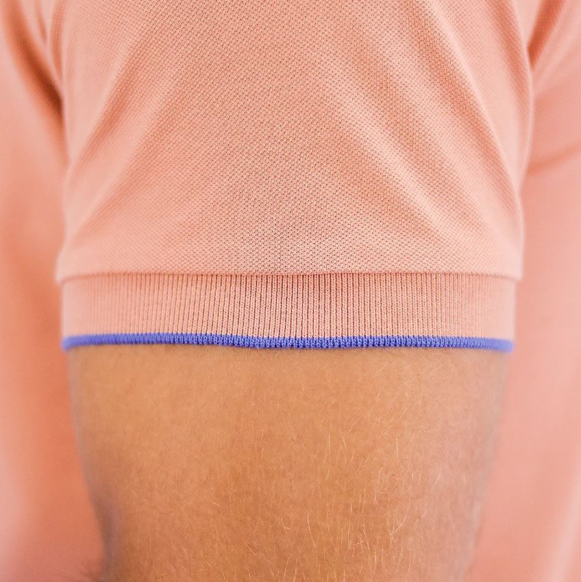 قميص بولو قطني/ليكرا بيكيه بياقة محبوكة وأكمام قصيرة وقصة ضيقة بلون موحد