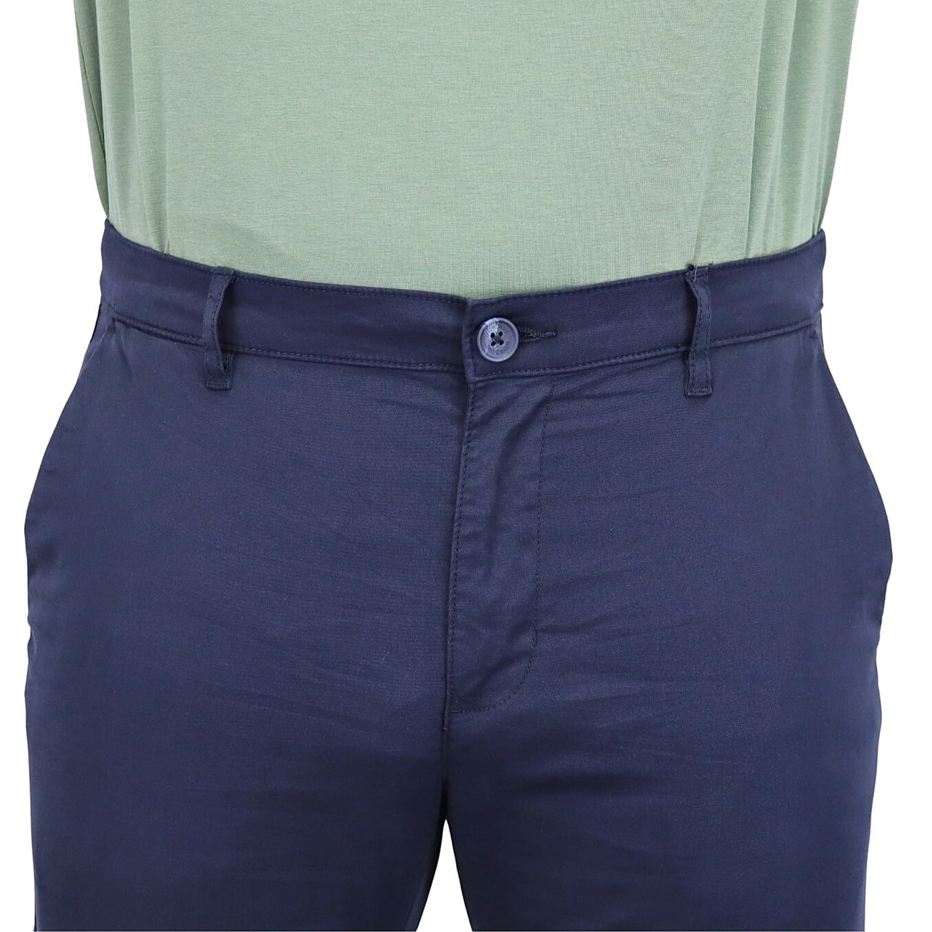 بنطال كاكي من قماش قطني/إيلاستين تويل، بخصر مطاطي منخفض وقصة مدببة.